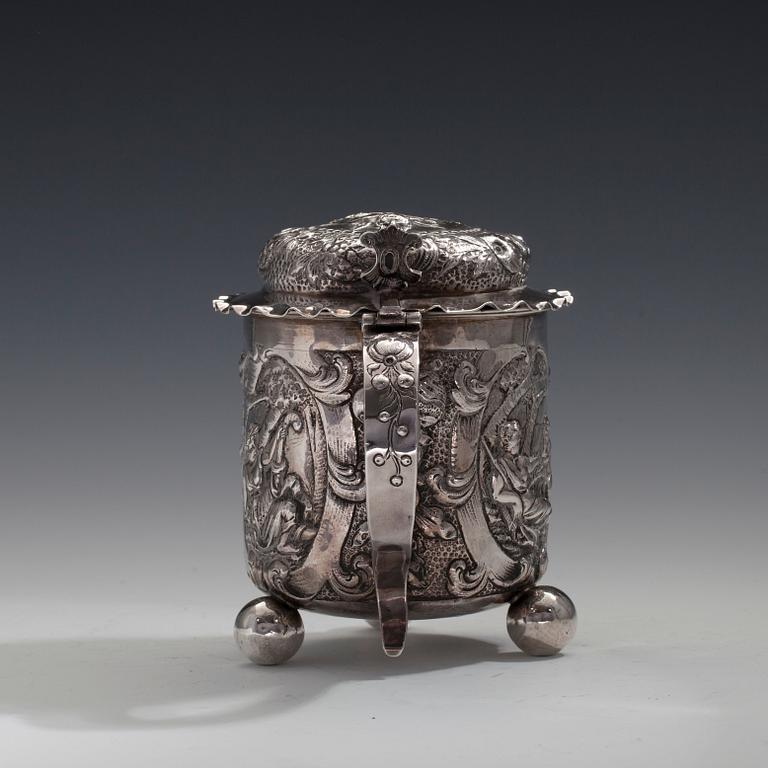 JUOMAKANNU, hopeaa. Saksa 1800 l. Korkeus 13 cm. Paino 414 g.