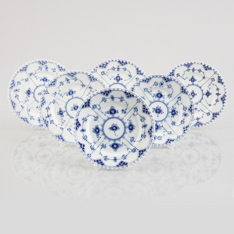 Assietter, 11 stycken, porslin, Royal Copenhagen, "Musselmalet helblond", modell 1087, 1898-1923 och senare.
