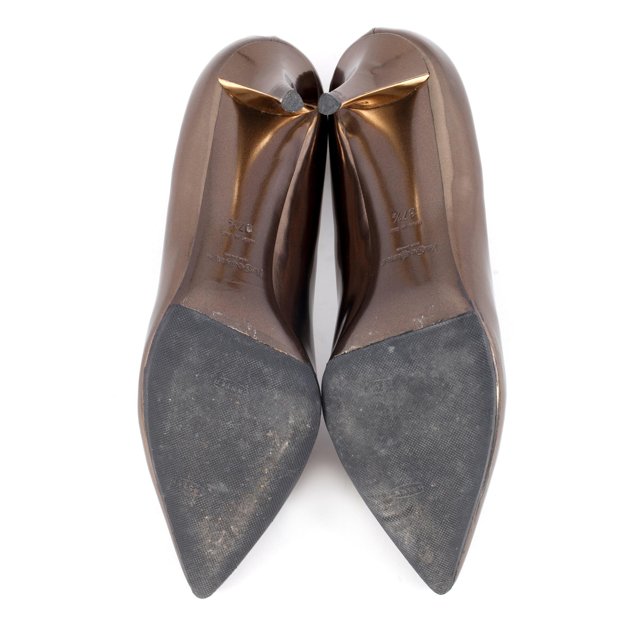 YVES SAINT LAURENT, a pair of ladies pumps. Size 37 1/2.