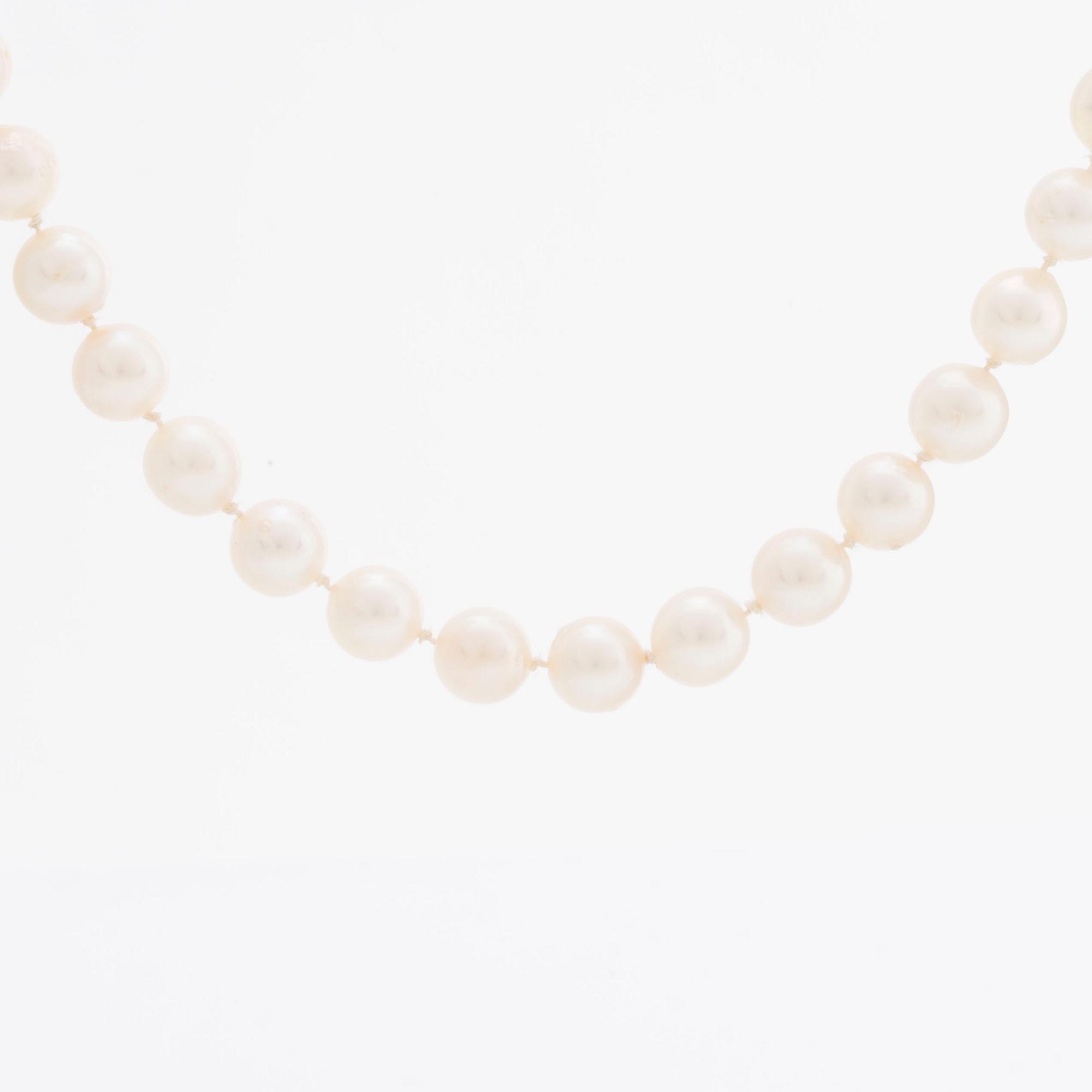 PEARL NECKLACE, cultured perals approx 7-7,5 mm, clasp in 18K gold white stones.