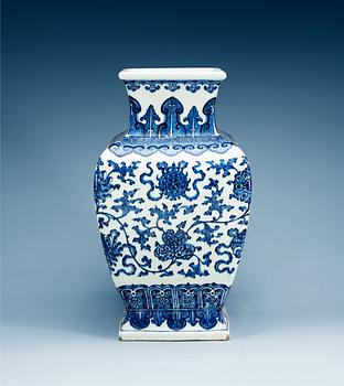 1582. A large blue and white vase, Qing dynasty with Xuandes six character mark.