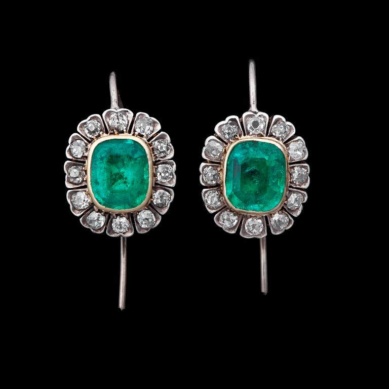 A pair of emerald earrings, app. 2 cts set with old-cut diamonds tot. 0.70 cts.