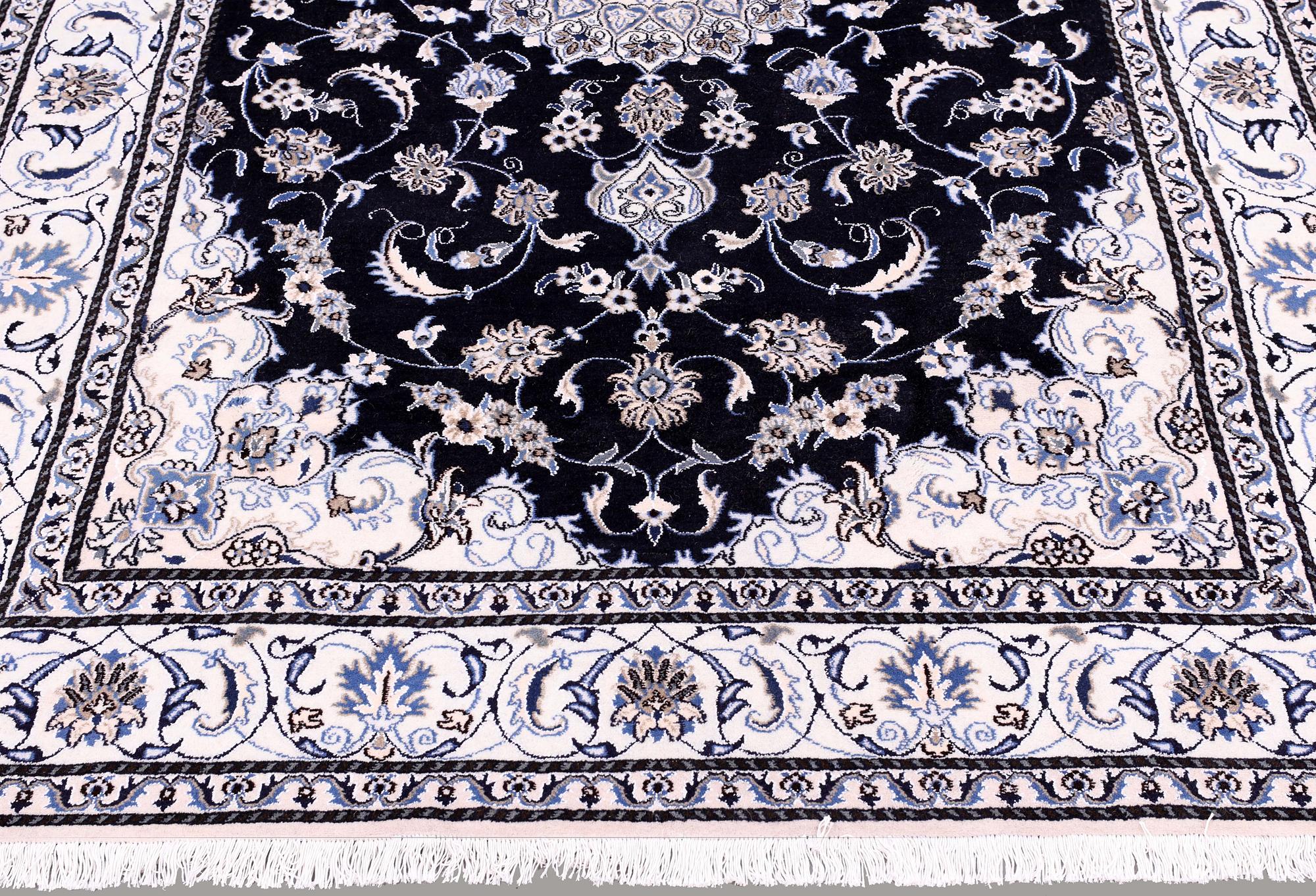 Matto, Nain part silk, ca 290 x 202 cm.