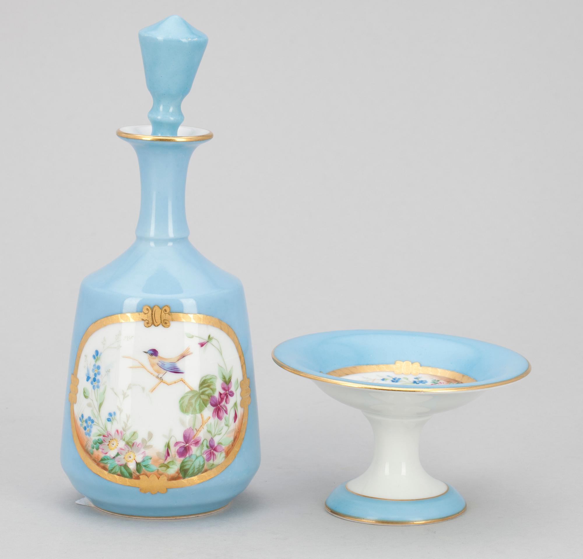 KARAFFER, ett par, samt SALTKAR, porslin, Kornilov, St. Petersburg, Ryssland, 1800-talet slut.