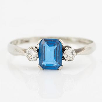 Ring, 18K vitguld med syntetisk blå sten och mindre briljantslipade diamanter.