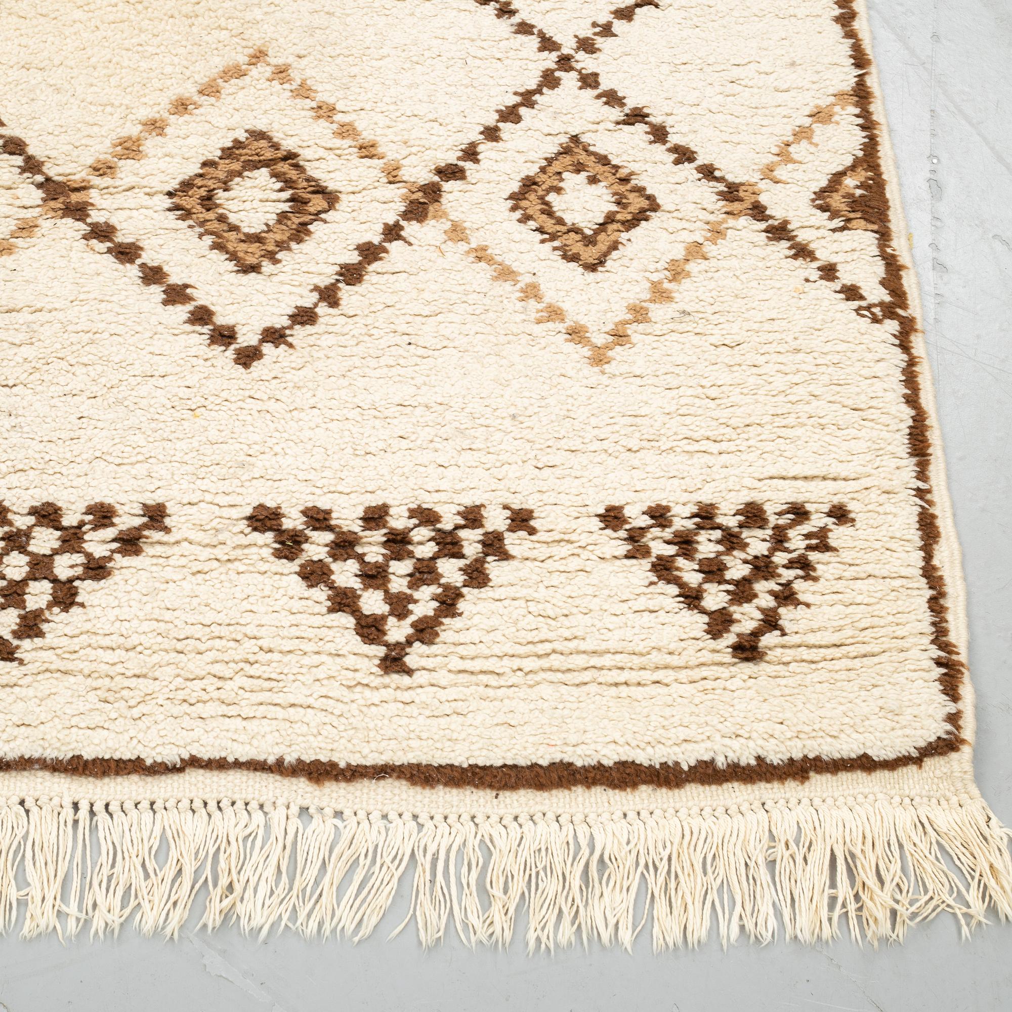 A CARPET, MOROCCO/NORTH AFRICA, probably, Ca 235 x 161 cm.