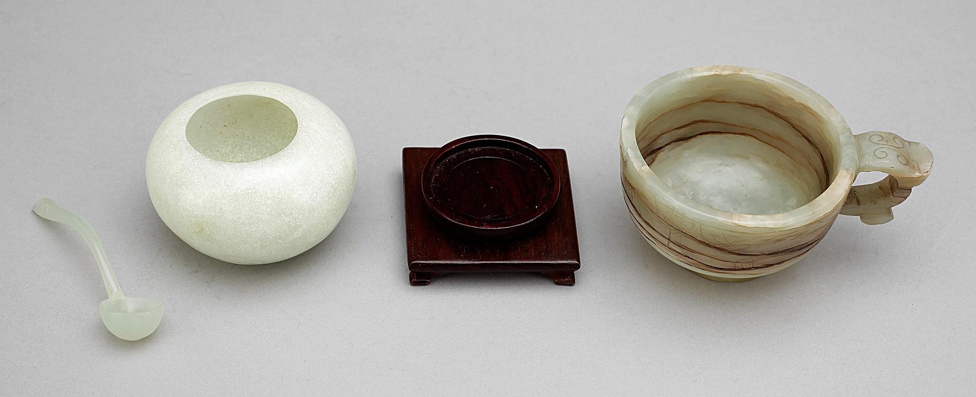 KOPP samt SKÅL med SLEV, nefrit, Kina, 1900-talets slut.