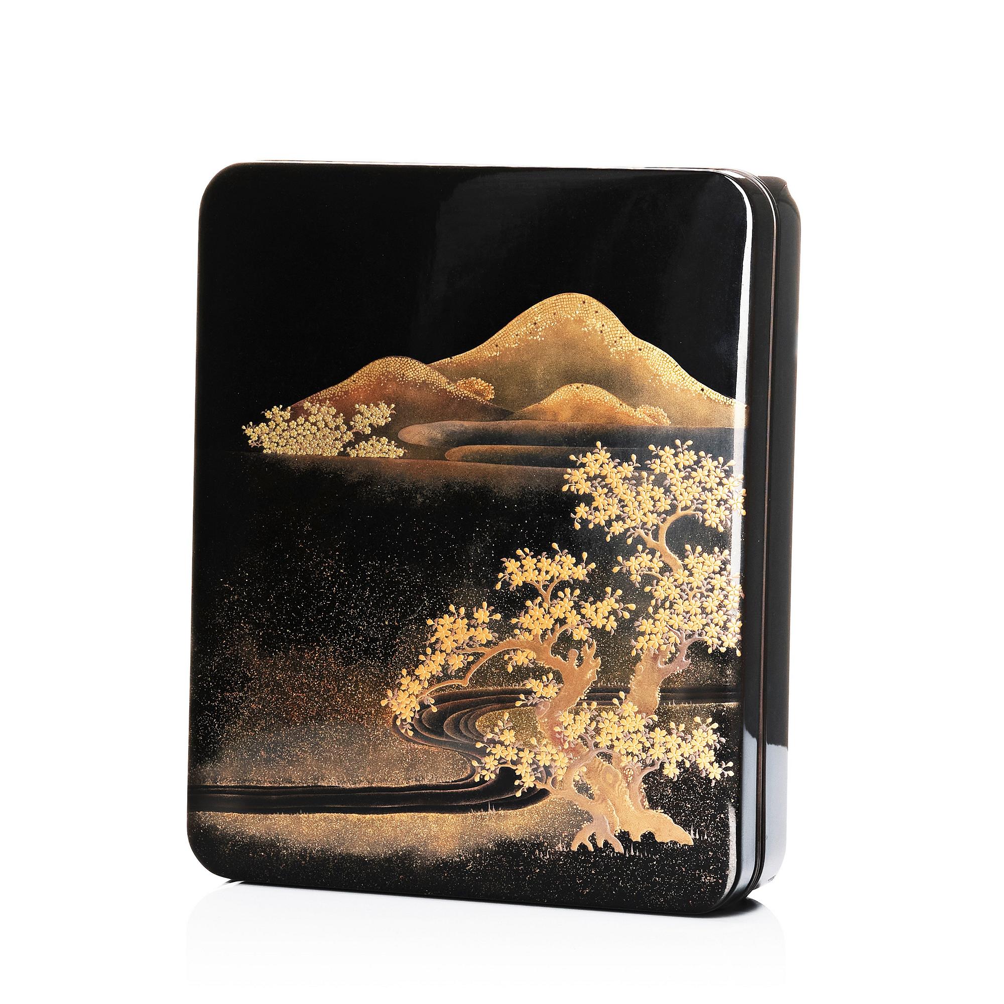 A Japanese lacquer box with cover, Meiji period (1868-1912).