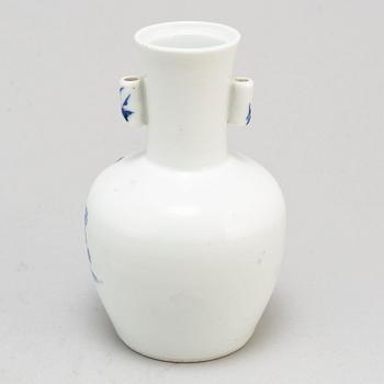 A blue and white mallet shaped vase, late Qing dynasty.