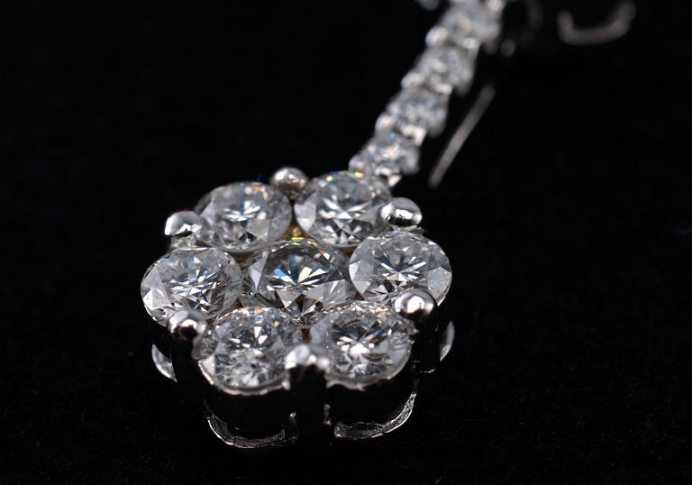 A PENDANT, brilliant cut diamonds c. 1.22 ct. 18 K white gold. Weight 4,2 g.