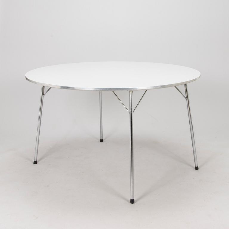 Arne Jacobsen, a 1970s '3600' diningtable for Fritz Hansen.