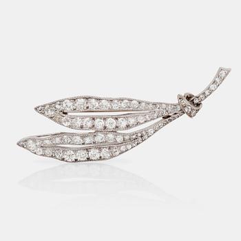 693. A brooch in the shape of leaves set with old-cut diamonds. Total carat weight of diamonds circa 4.00 cts.