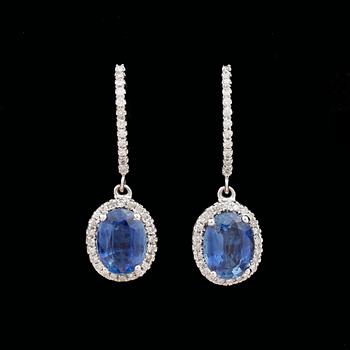 ÖRHÄNGEN, ett par, 14k vitguld med kyanit ca8,1x6mm och små diamanter. 2000-tal. Vikt 4g.