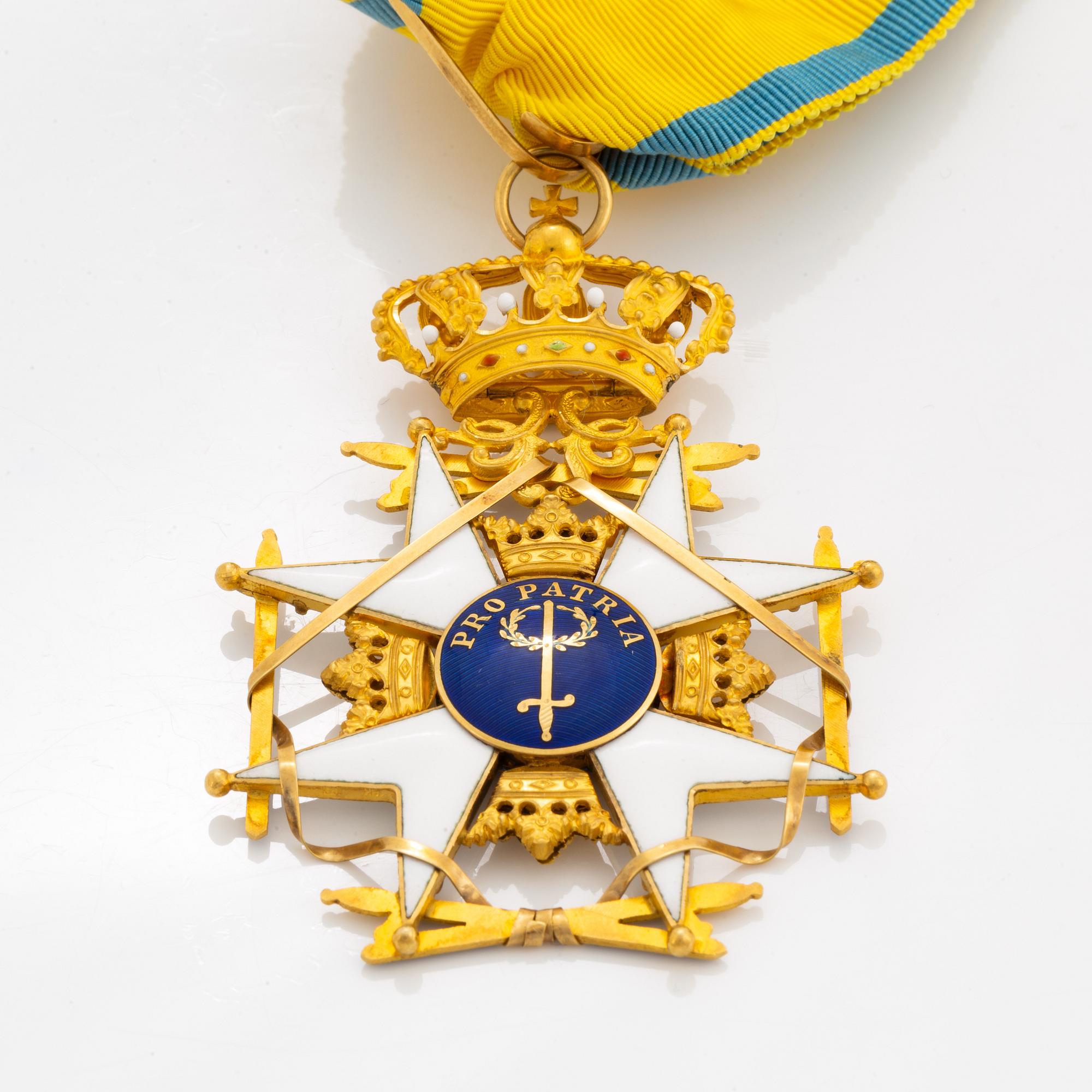 Svärdsorden, kommedörsset med halskors i 18 k guld och kraschan .