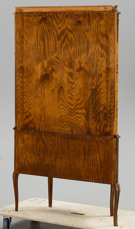 VITRINSKÅP, Louis XVI-stil, 1900-talets mitt.