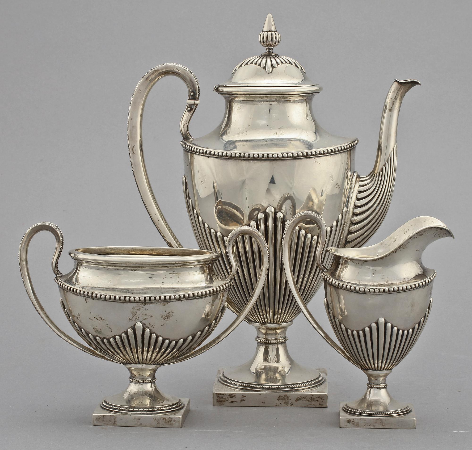 KAFFESERVIS, 3 delar, silver, empirestil, C.G Hallbergs Guldsmeds AB, Stockholm, 1898. Vikt  1 240 g.