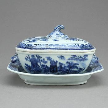 SMÖRTERRIN MED FAT, porslin, Kina, Qingdynastin, Qianlong (1736-1795).