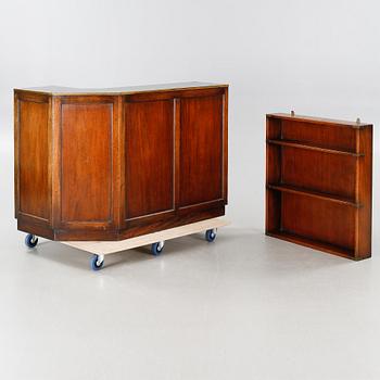 BARDISK samt HYLLA, engelsk stil, Nordiska Kompaniet, 1900-talets andra hälft.