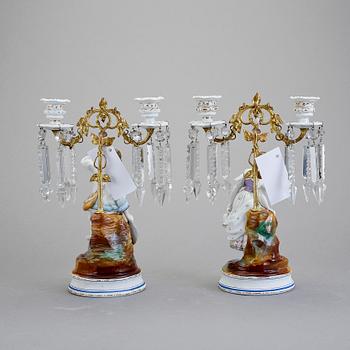 KANDELABRAR, ett par, biskviporslin, 1800-talets mitt.