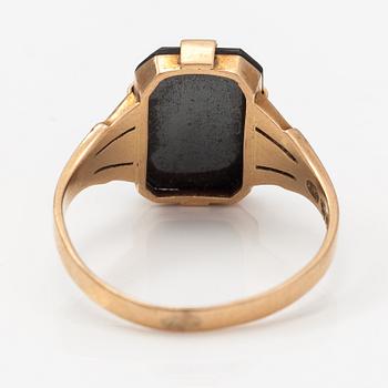 A 14K gold ring with a hematit. Turku 1934.