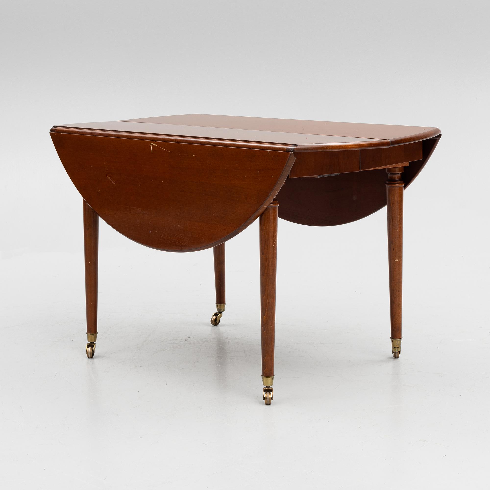 A mahogany veneer dining table, first half of the 20th Century.