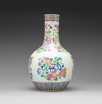 398. A famille rose tianqiuping vase, late Qing dynsaty.