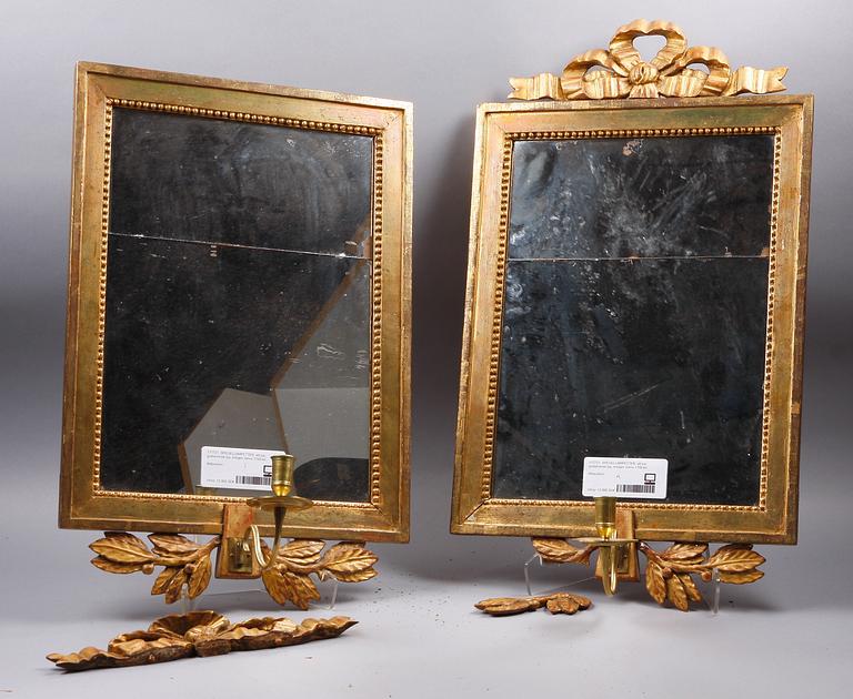 SPEGELLAMPETTER, ett par, gustaviansk typ, troligen delvis 1700-tal.