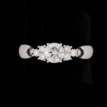 RING, 18k vitguld med briljantslipade diamanter ca0,57ct + tot ca0,18ct. Vikt 3,7g.