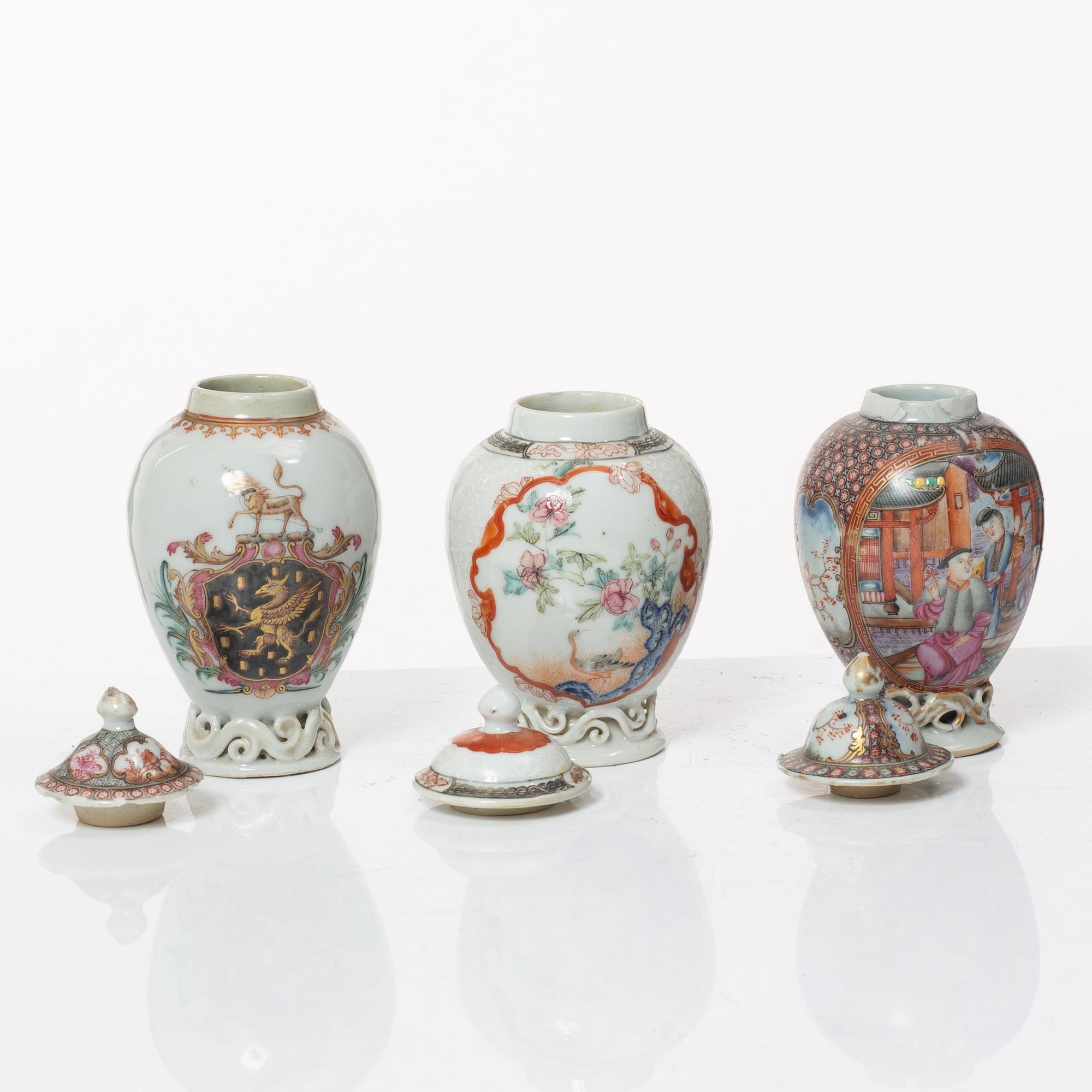 Tedosor, tre stycken, samt senapsburk med lock, porslin. Qing dynastin, Qianlong (1736-95).
