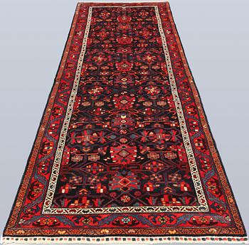 A semi-antique Hamadan carpet, c. 335 x 101 cm.