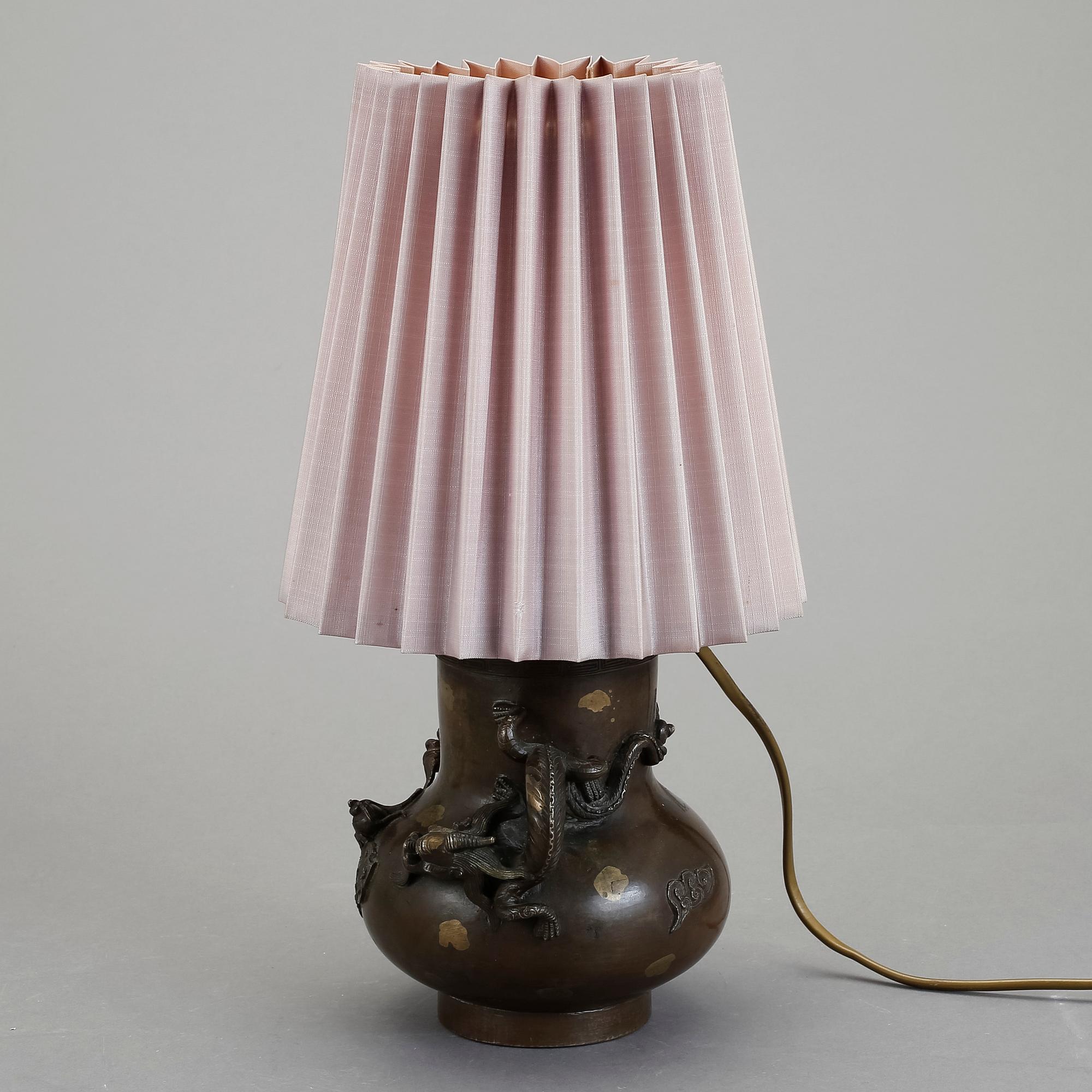 BORDSLAMPA OCH URNA, brons, Japan.