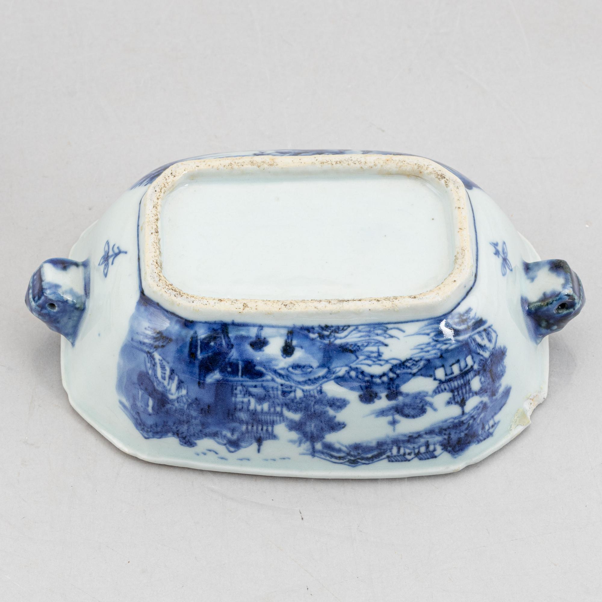 A blue and white small tureen with cover and stand, Qing dynasty, Qianlong (1736-95).