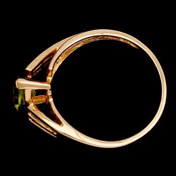 RING, 10 k guld, peridot ca 1.0 ct samt briljanter tot ca 0.16 ct.