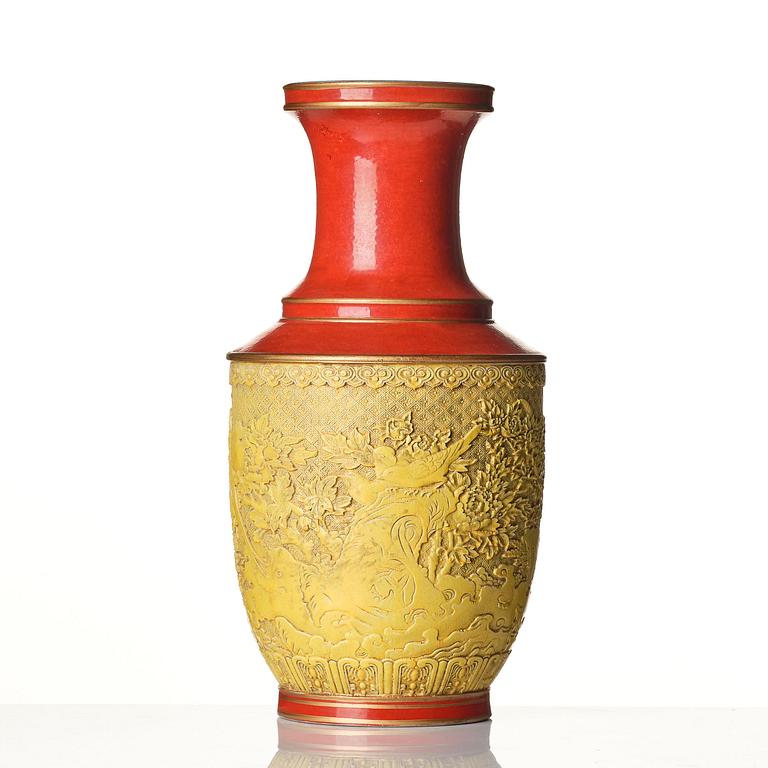 A Chinese porcelain vase, 1900s.