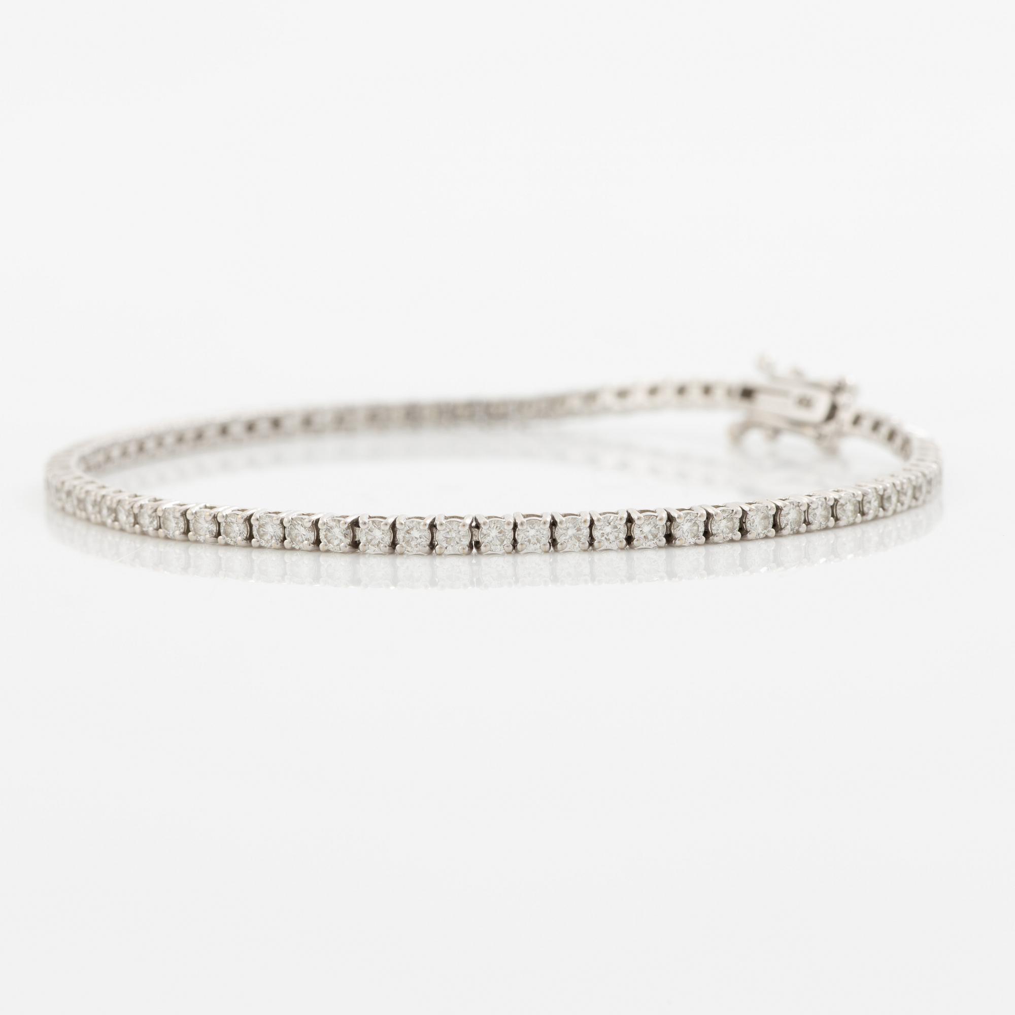 Tennis bracelet 18K white gold with round brilliant-cut diamonds.