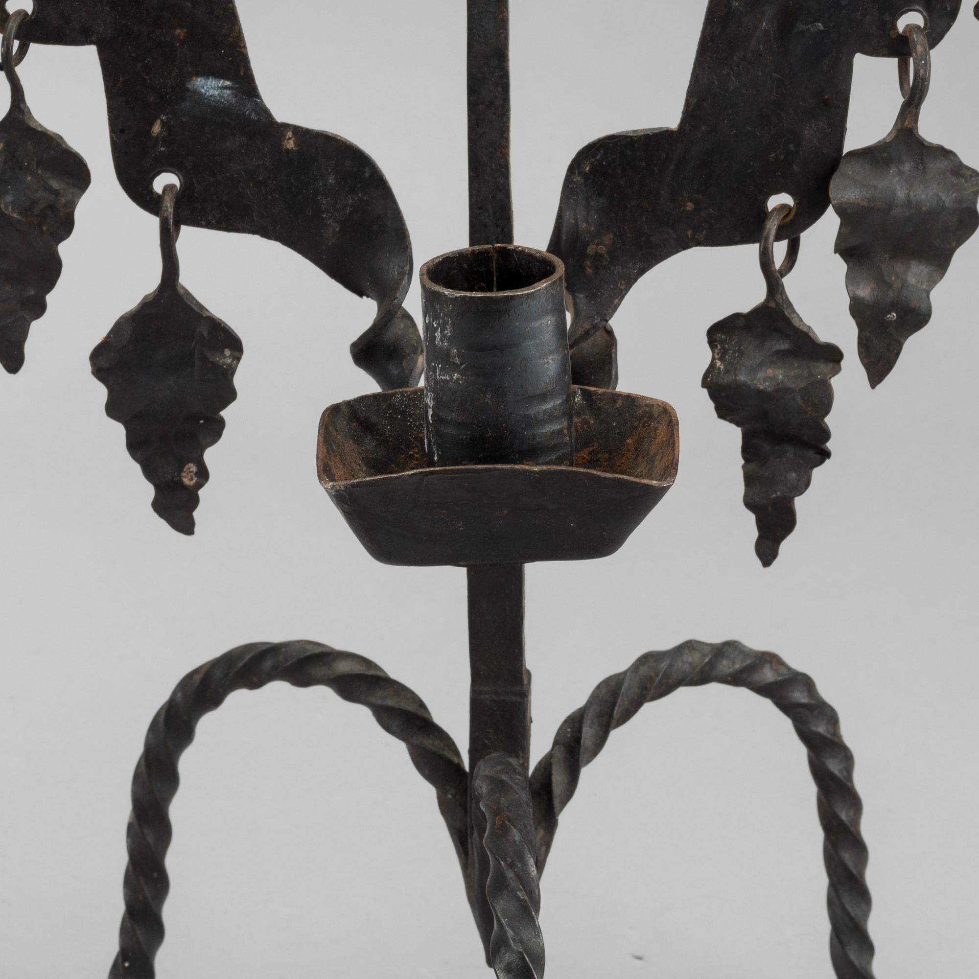 KANDELABRAR , 2 st  smide, "Tuppljusstake" Design Gustaf Ancarkrona, Käck & Hedbys, Leksand.