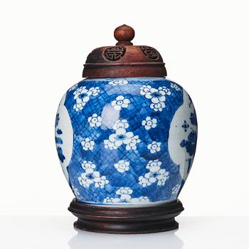 A blue and white jar, Qing dynasty, Kangxi (1662-1722).