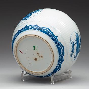 A blue and white jar, Qing dynasty, Kangxi (1662-1722).