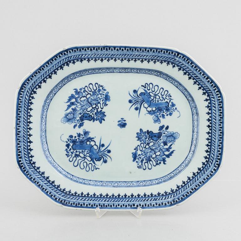 A pair of blue and white serving dishes, China, Qing dynasty, end of the 18th century.