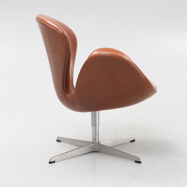 Arne Jacobsen, fåtölj, "Svanen", Fritz Hansen, Danmark, 2007.