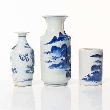 A group of three Chinese blue and white porcelain vases, 19th/20th century.