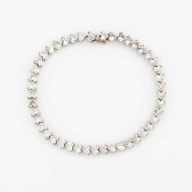 Armband 18K vitguld med hjärtformade briljantslipade diamanter.