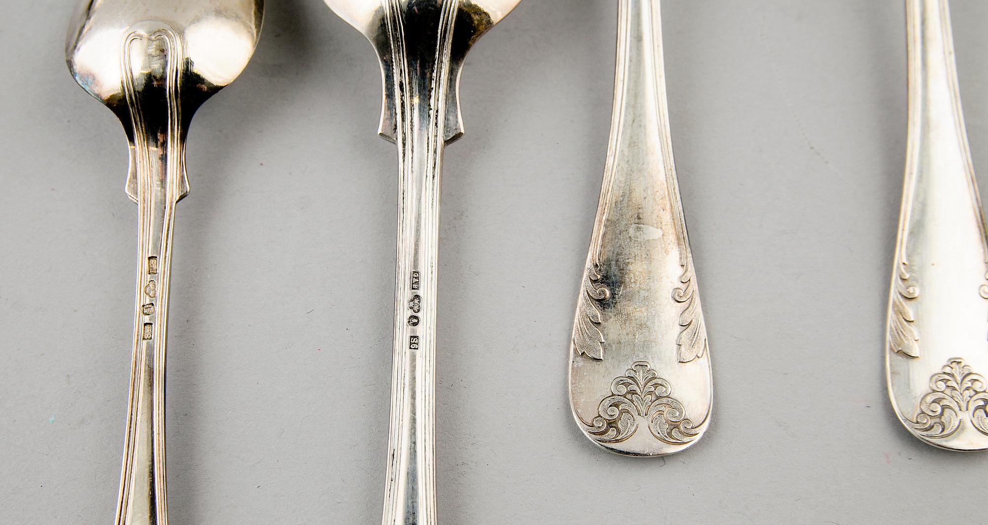 DESSERTSKEDAR, 6 st, samt TESKEDAR, 6 st, snarlika, silver, 1800-tal. Vikt ca 333 g.