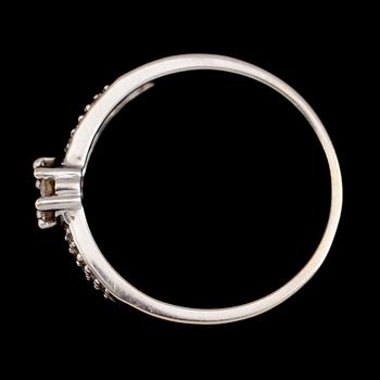 RING, 18 k vitguld och briljantslipade diamanter. Total vikt 4 g.