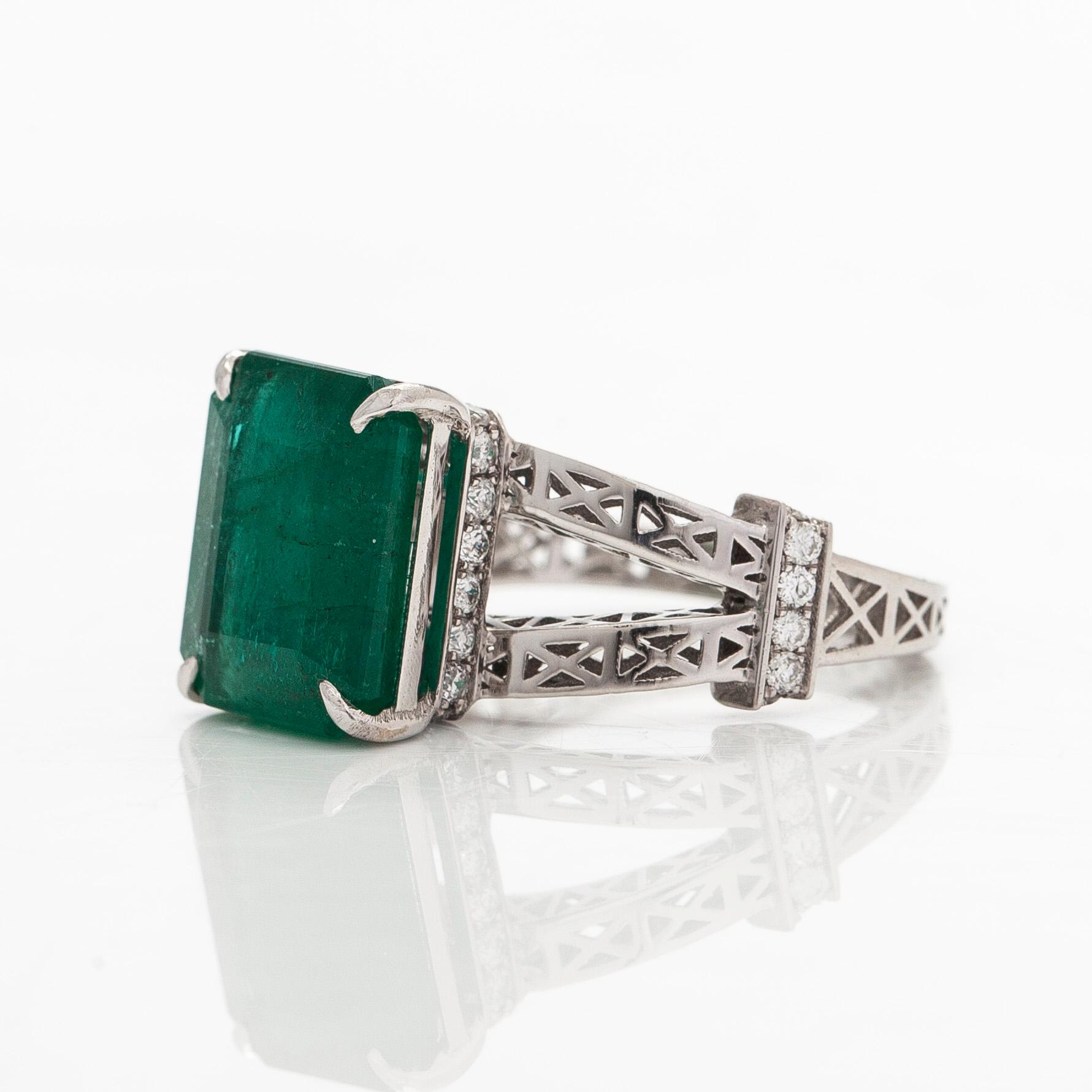 Ring, 14K vitguld, med smaragdslipad smaragd samt diamaner. IGI sertifikat medföljer.