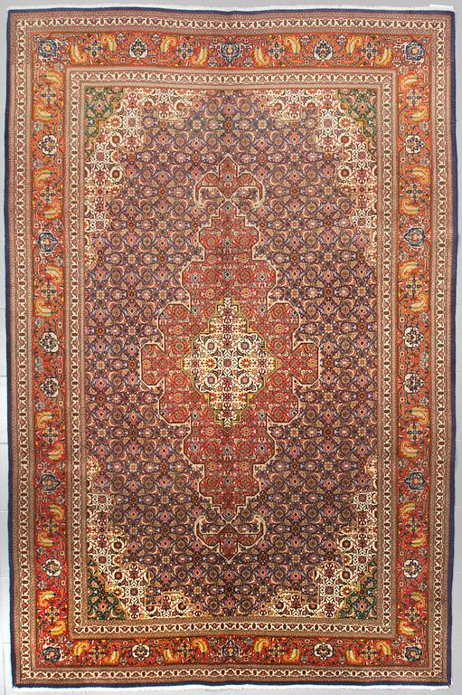 A Täbriz rug, 305 x 200 cm.