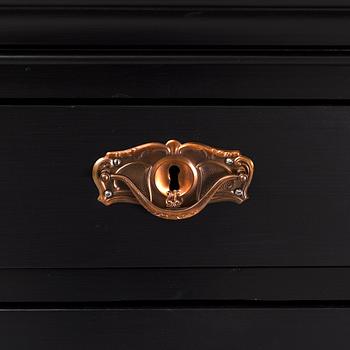A painted chest of five drawers from around  1900.
