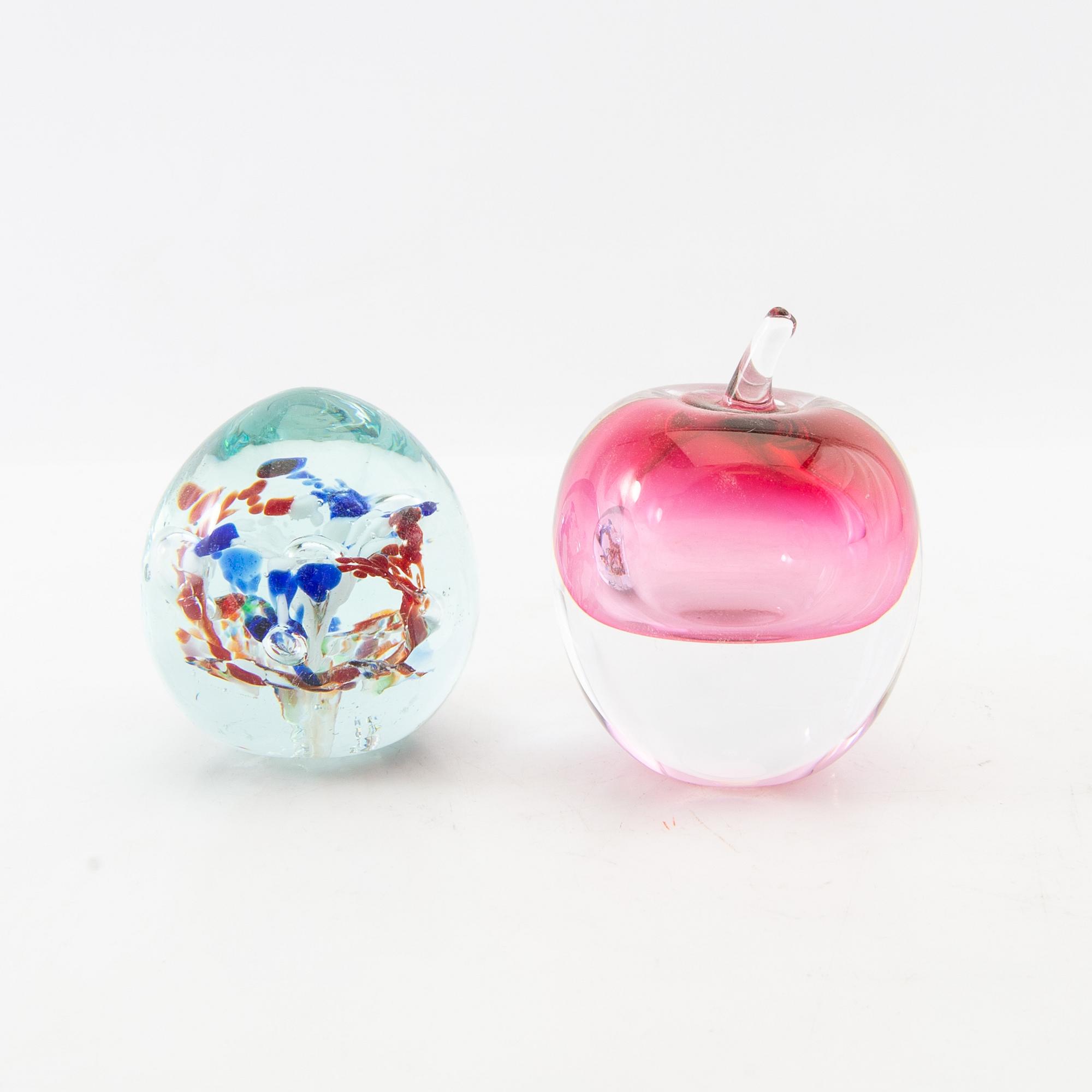 Letter weights/decorative fruits and perfume bottle 18 pcs glass 20th century.