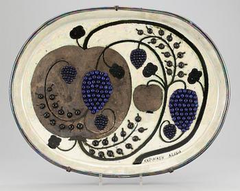 1219. A large Birger Kaipiainen stoneware dish, Arabia, Finland.