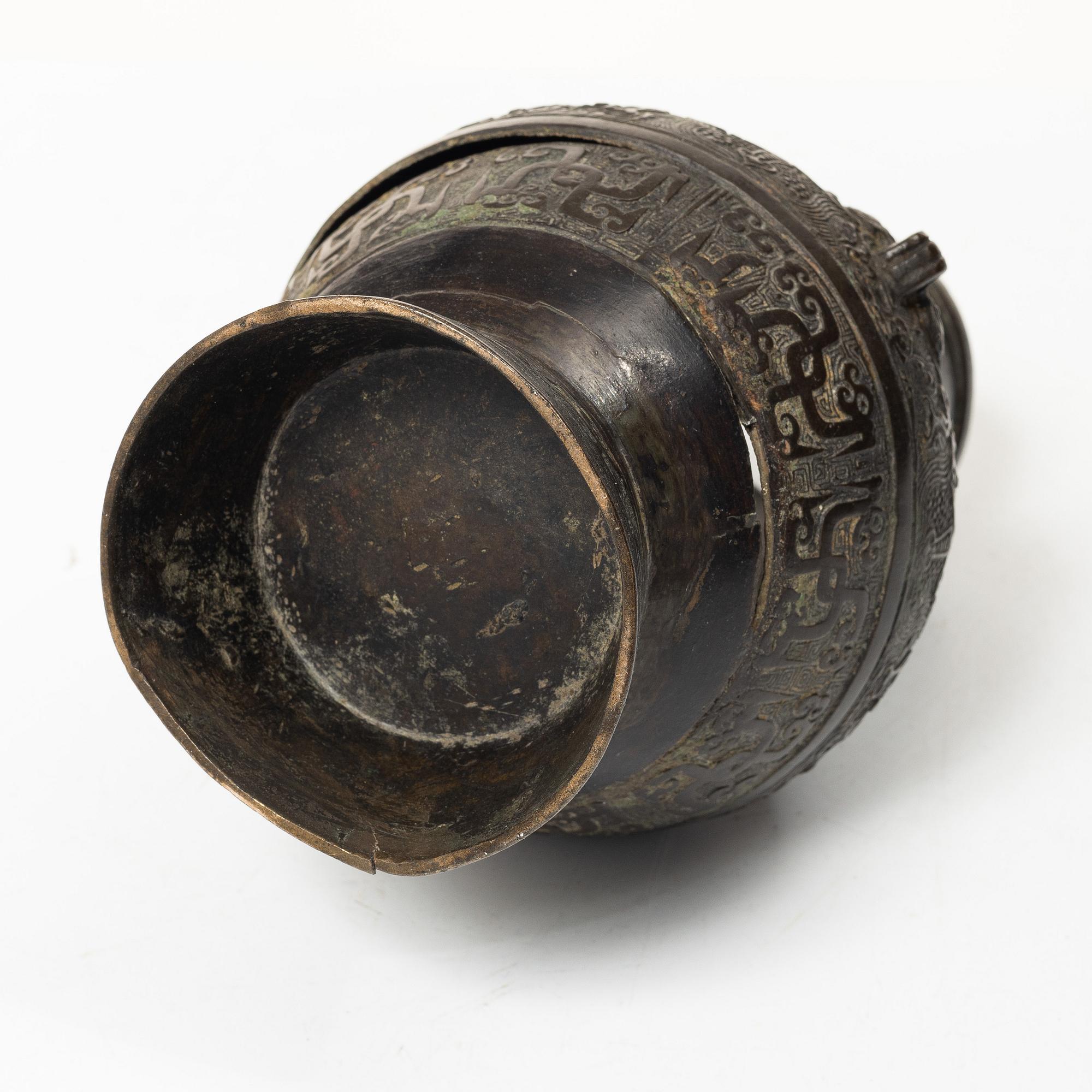 A bronze vase, late Ming dynasty, 17th century.